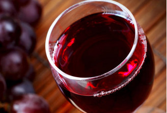 Благотворное влияние красного вина на состояние ротовой полости