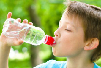 Пластиковые бутылки опасны для детских зубов